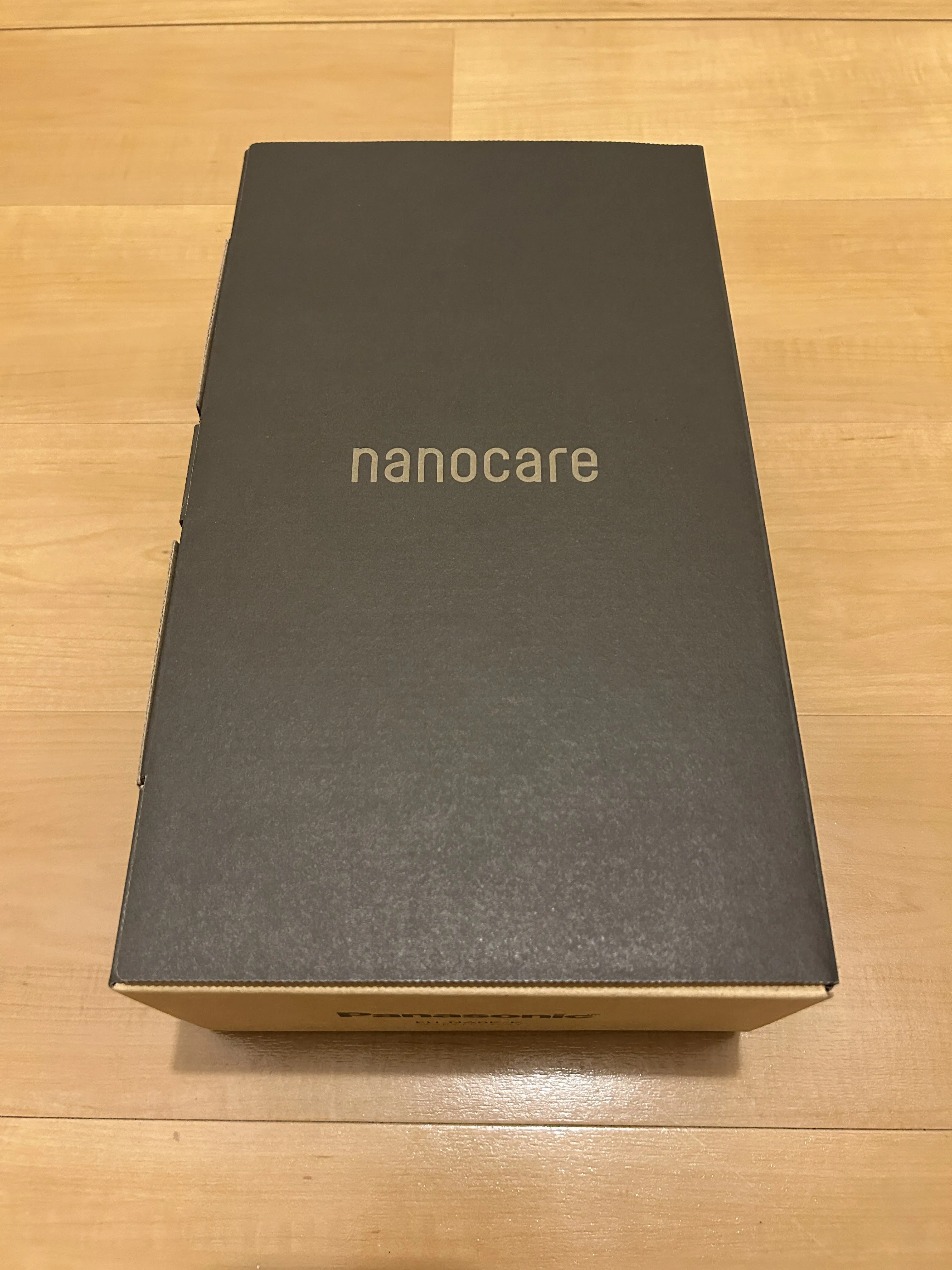 portrait パナソニックのドライヤー「ナノケア」の黒い箱。ふたに nanocare の文字