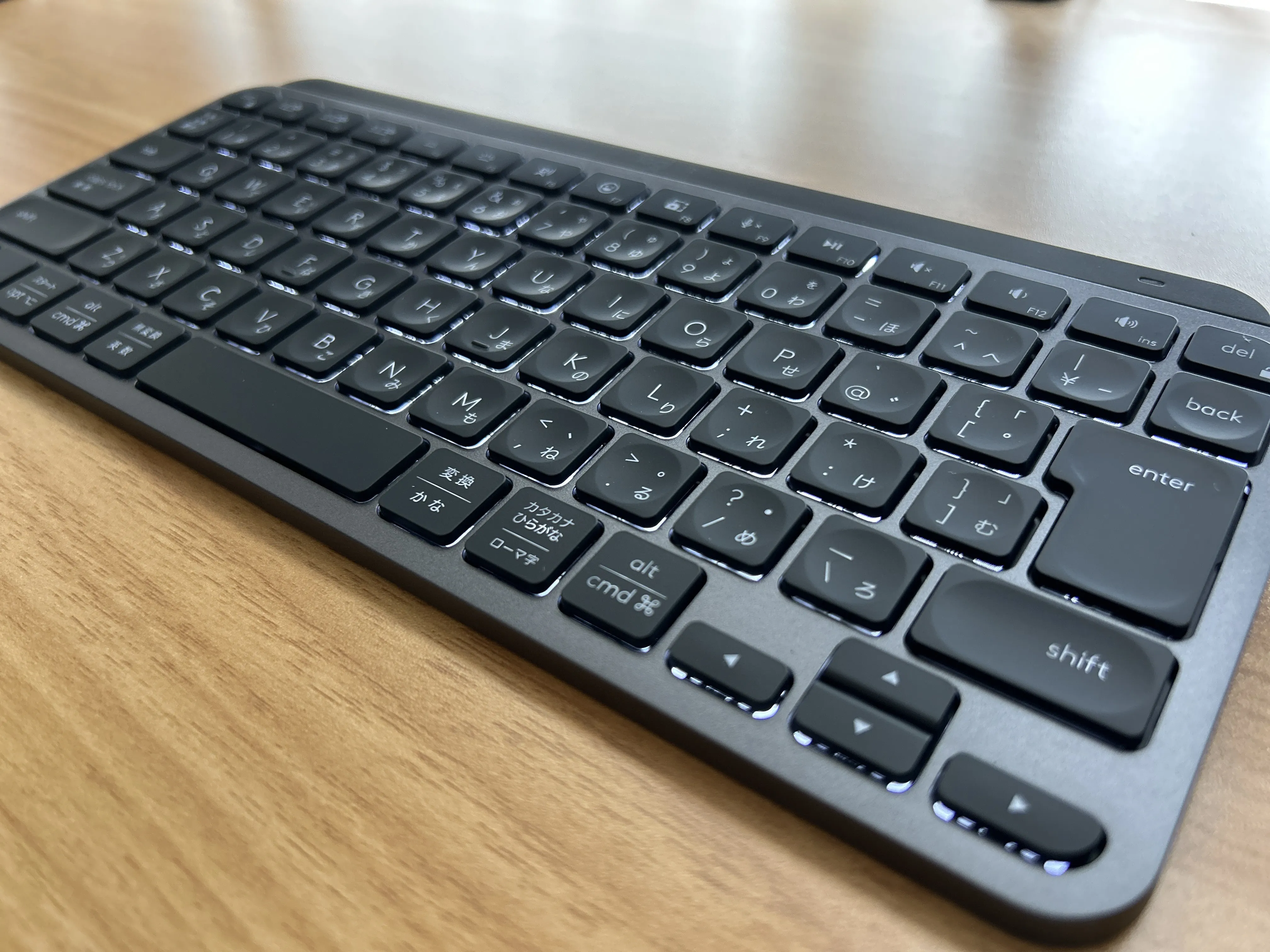 バックライトが点いたMX Keys Mini。指先が収まりやすいキーのくぼみが見える
