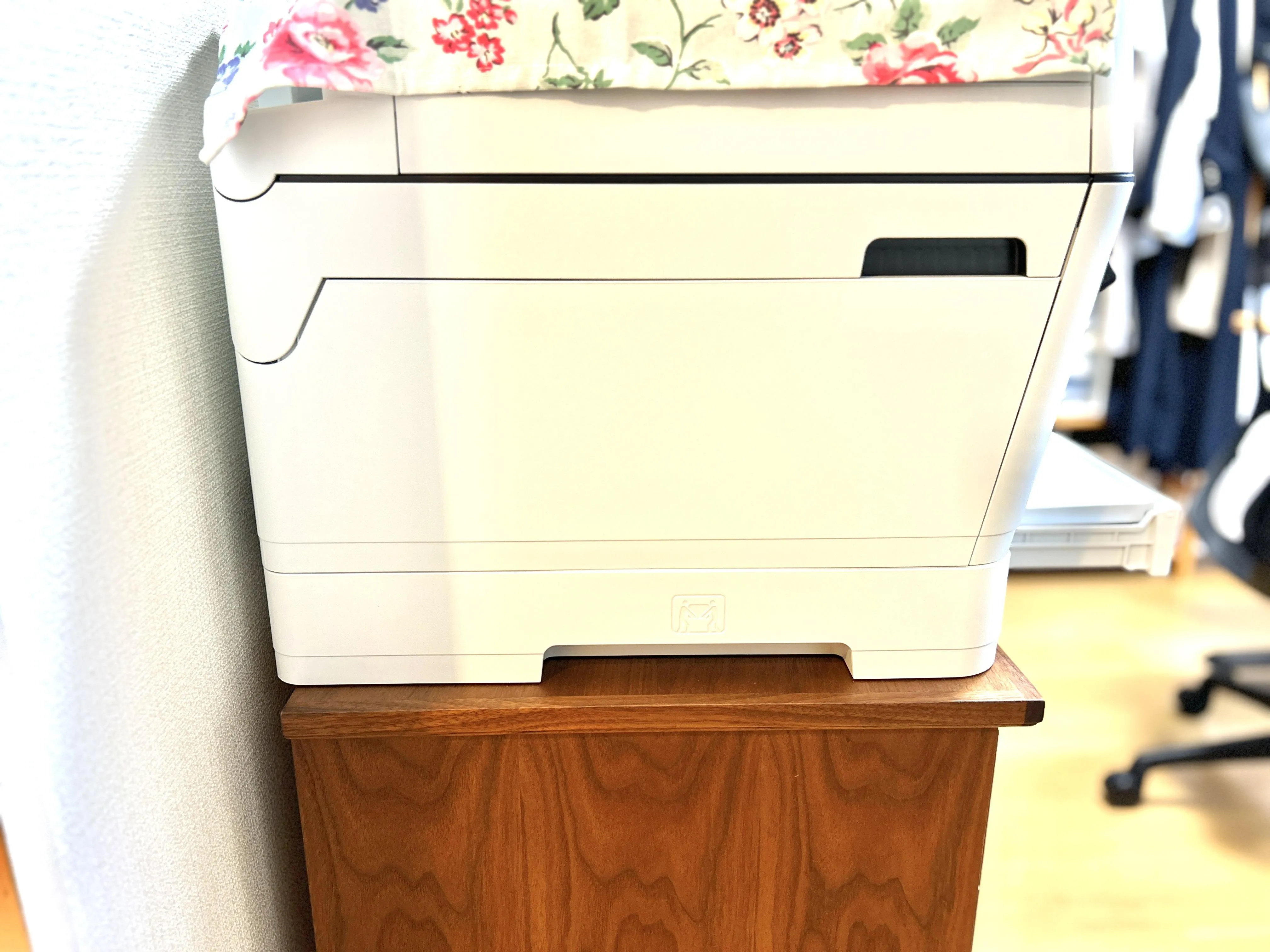 奥行き425mmの木製チェストに載せたMFC-J7300CDWの側面