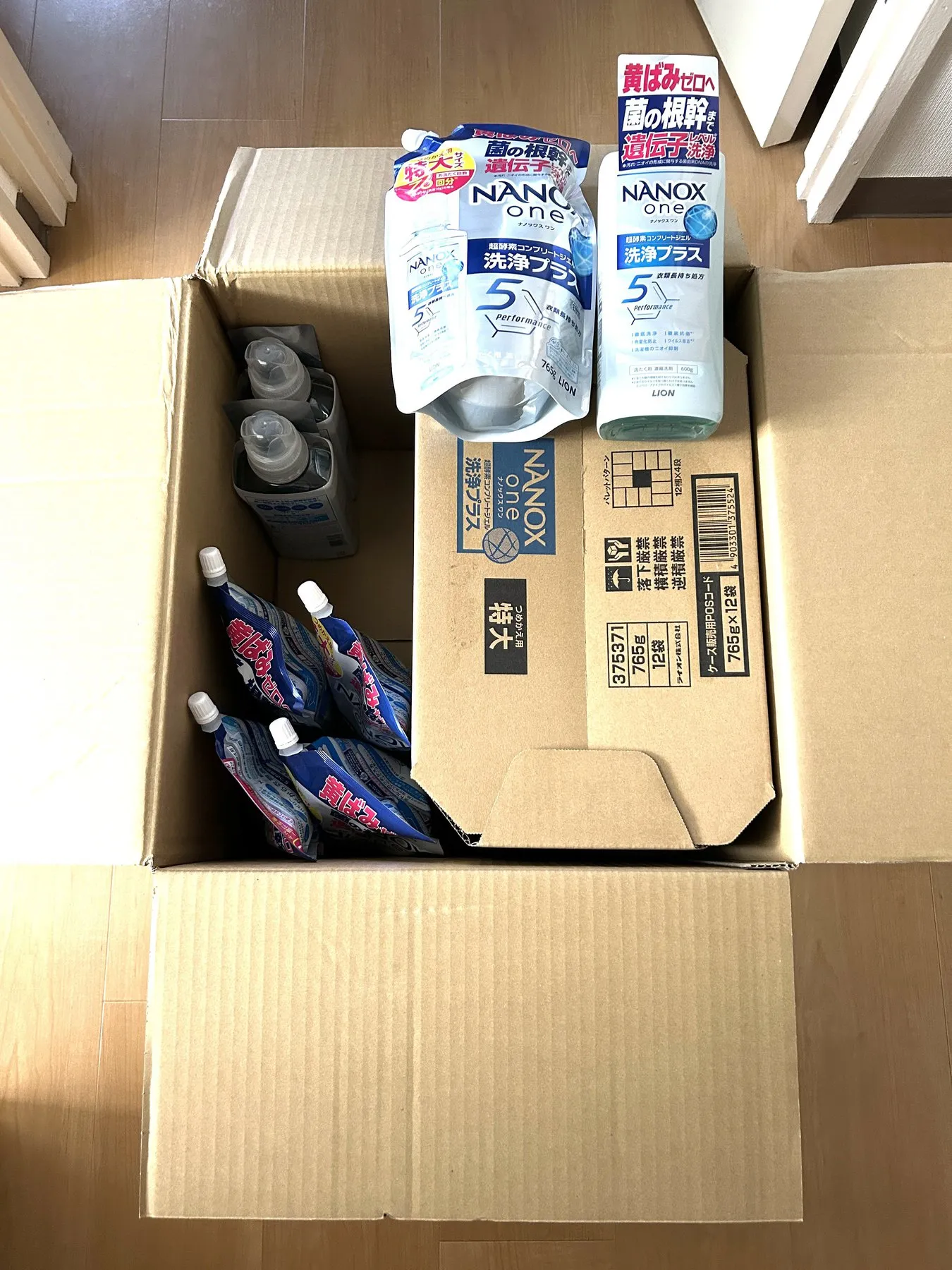 ふるさと納税で千葉県市原市から届いたNANOX one 洗浄プラスの段ボール箱と、本体ボトル・詰め替えパウチ
