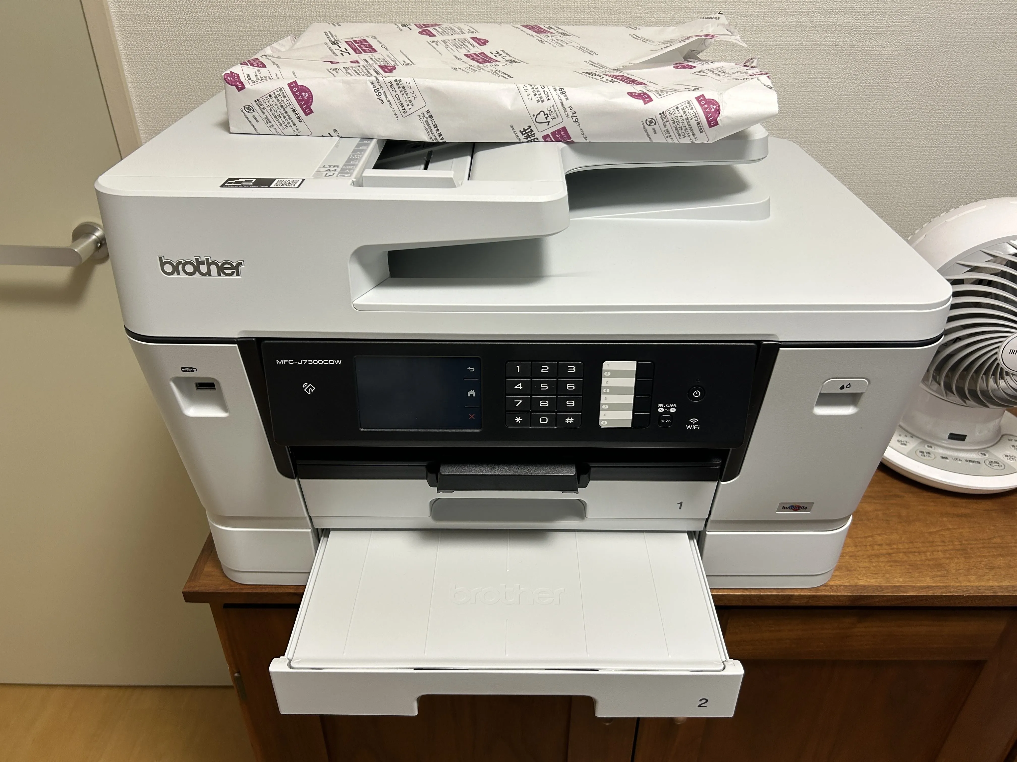 奥行き425mmの木製チェストから下段の拡張トレイが前へ張り出した状態