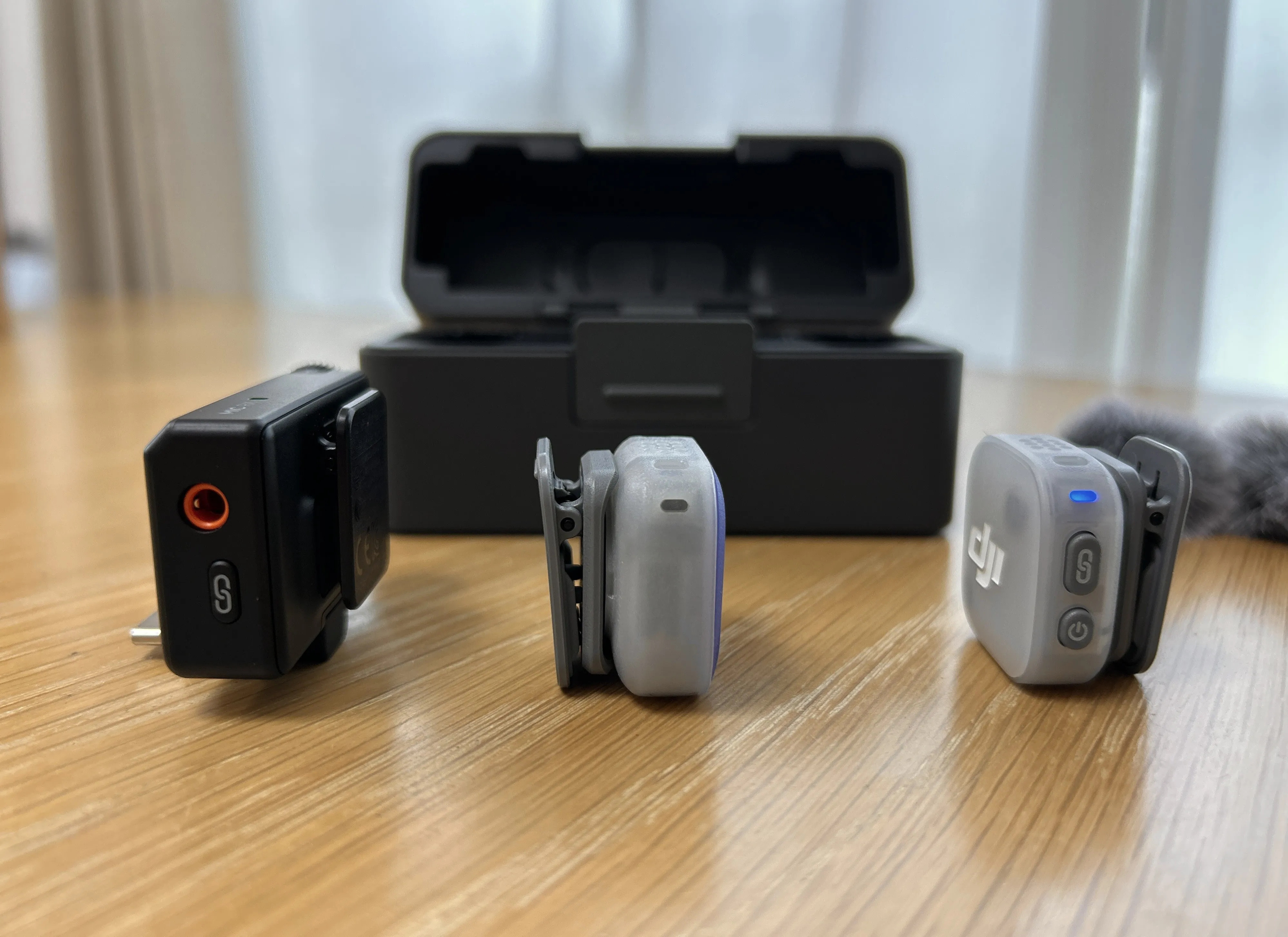 DJI Mic Mini 2の送信機とレシーバーを横から見たところ。背面のクリップが見える