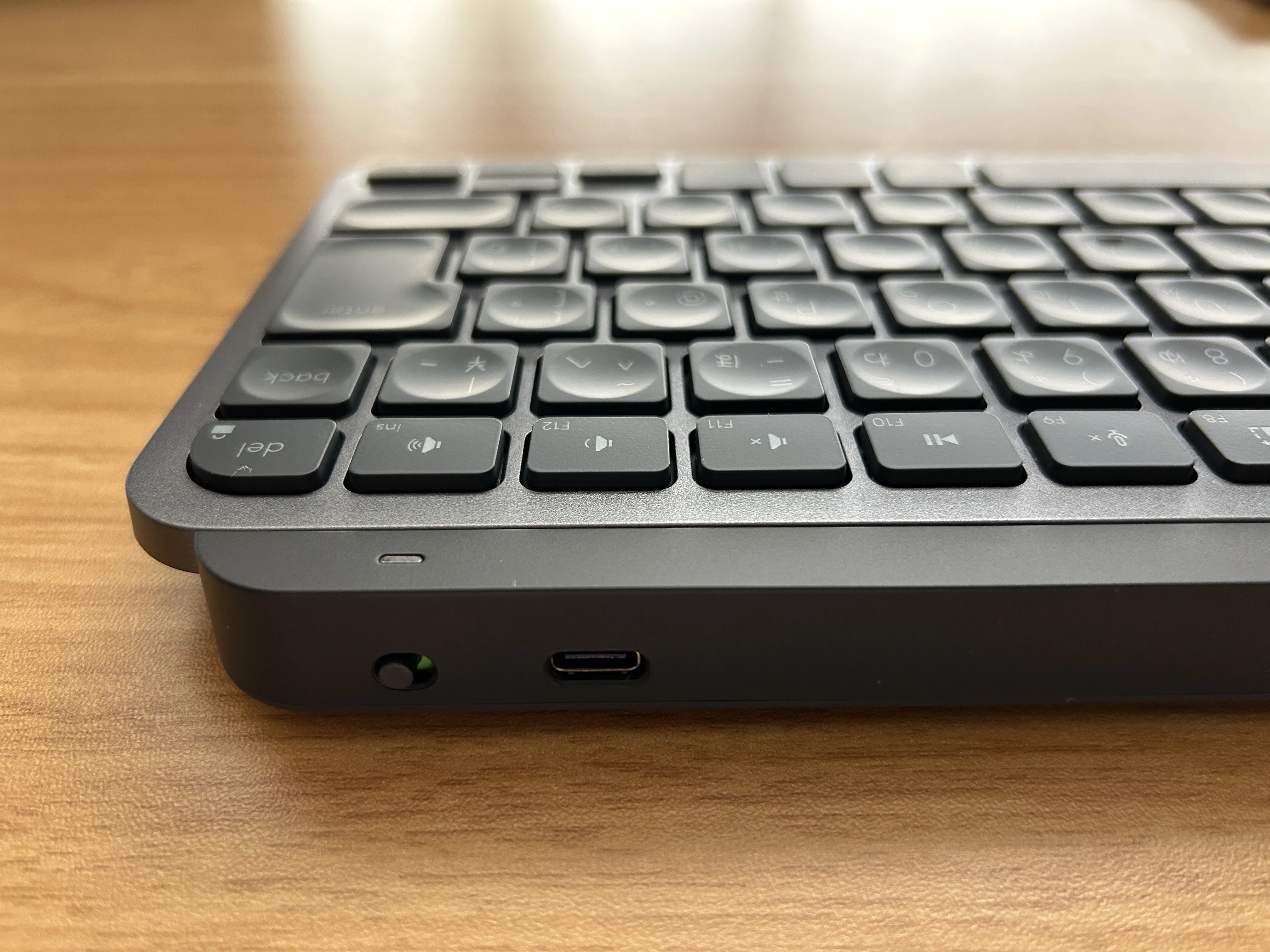 MX Keys Miniの背面にある電源スイッチとUSB-C充電端子