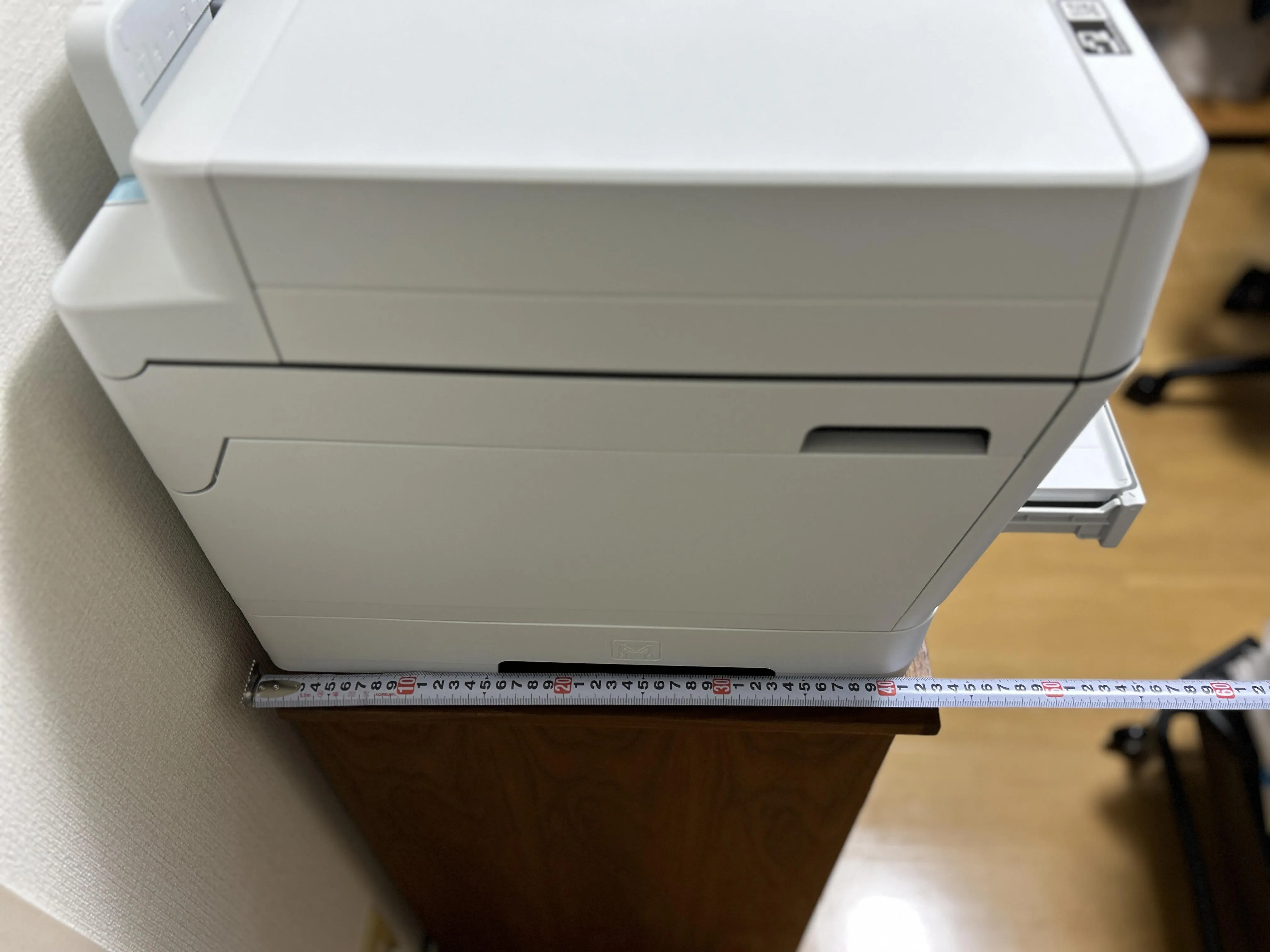 本体背面を0点にして拡張トレイ先端までメジャーを渡した全景