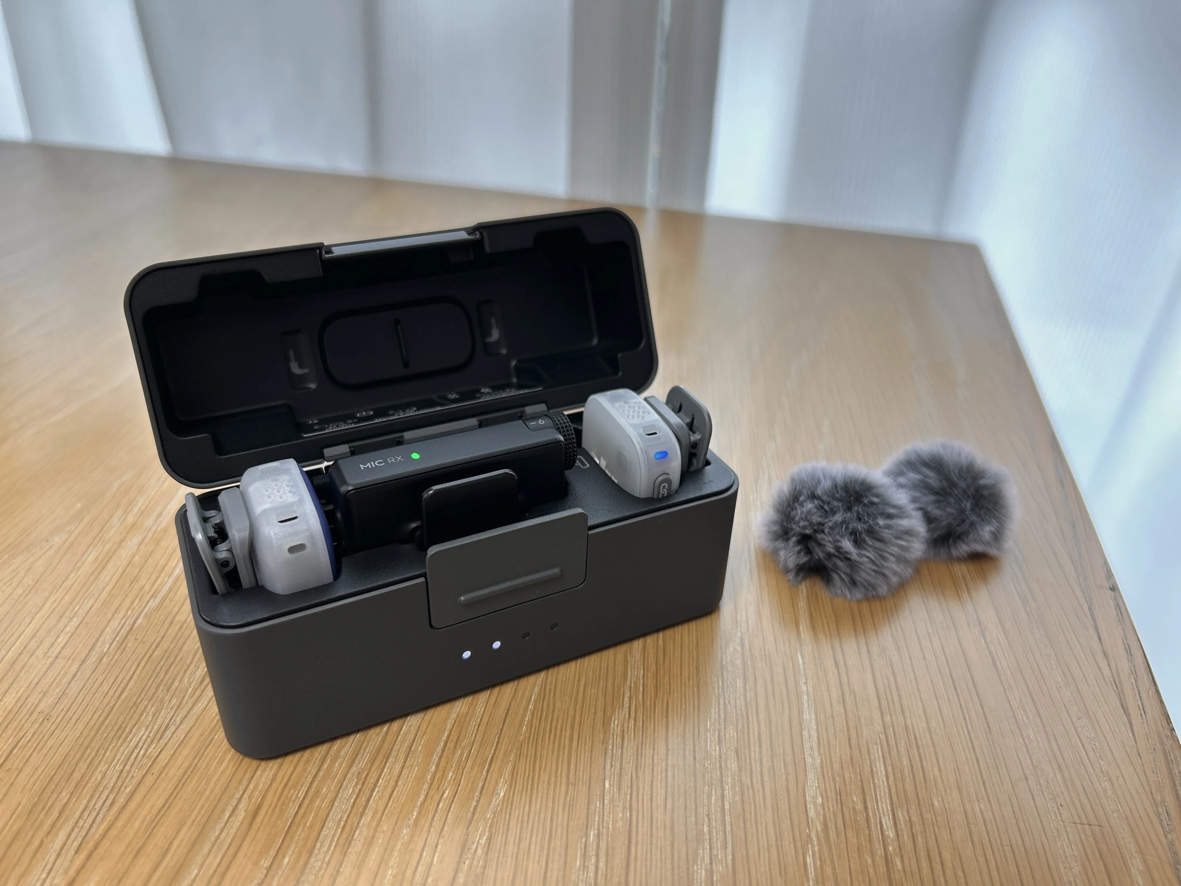 充電ケースに収めたDJI Mic Mini 2。レシーバーと送信機2つがまとまって入る