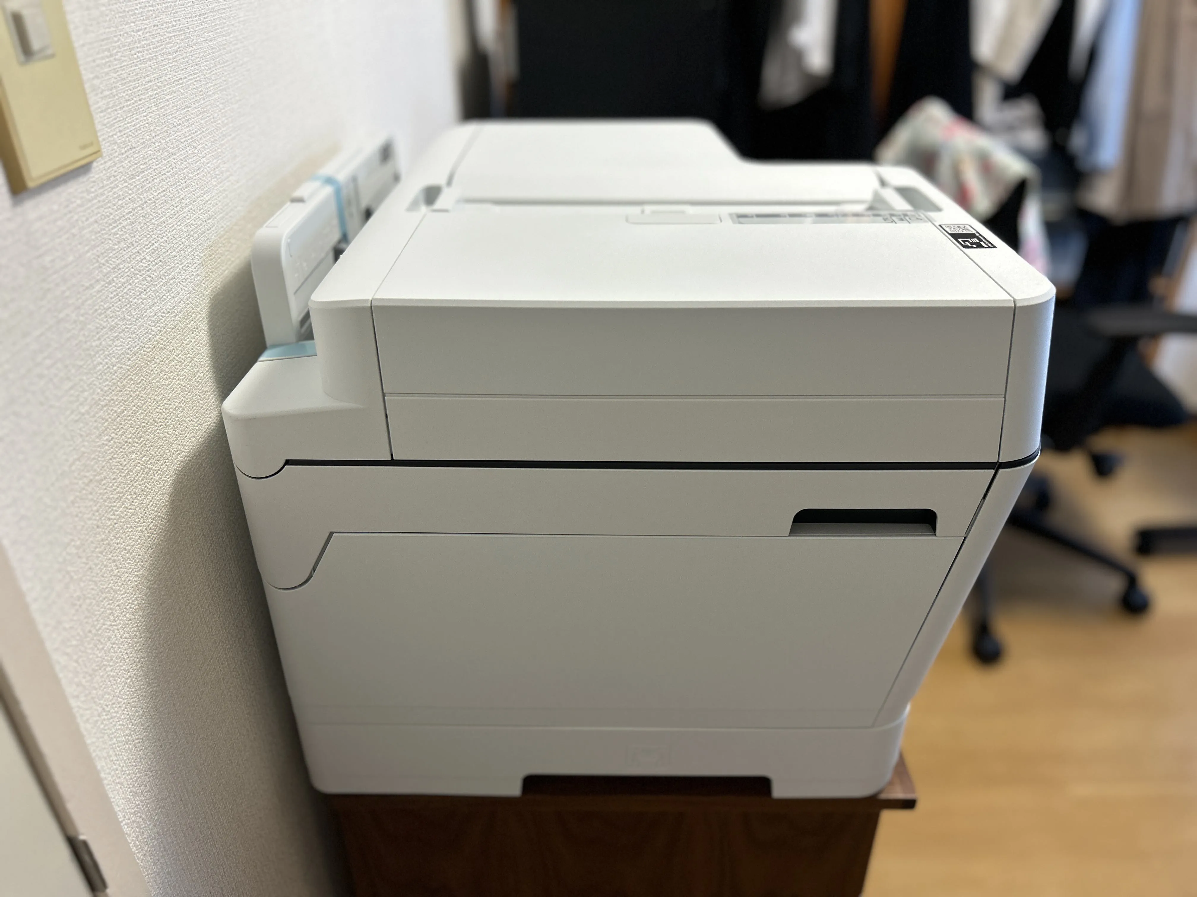 チェストに置いた複合機を横から見た写真。背面が壁に近く、余裕がない