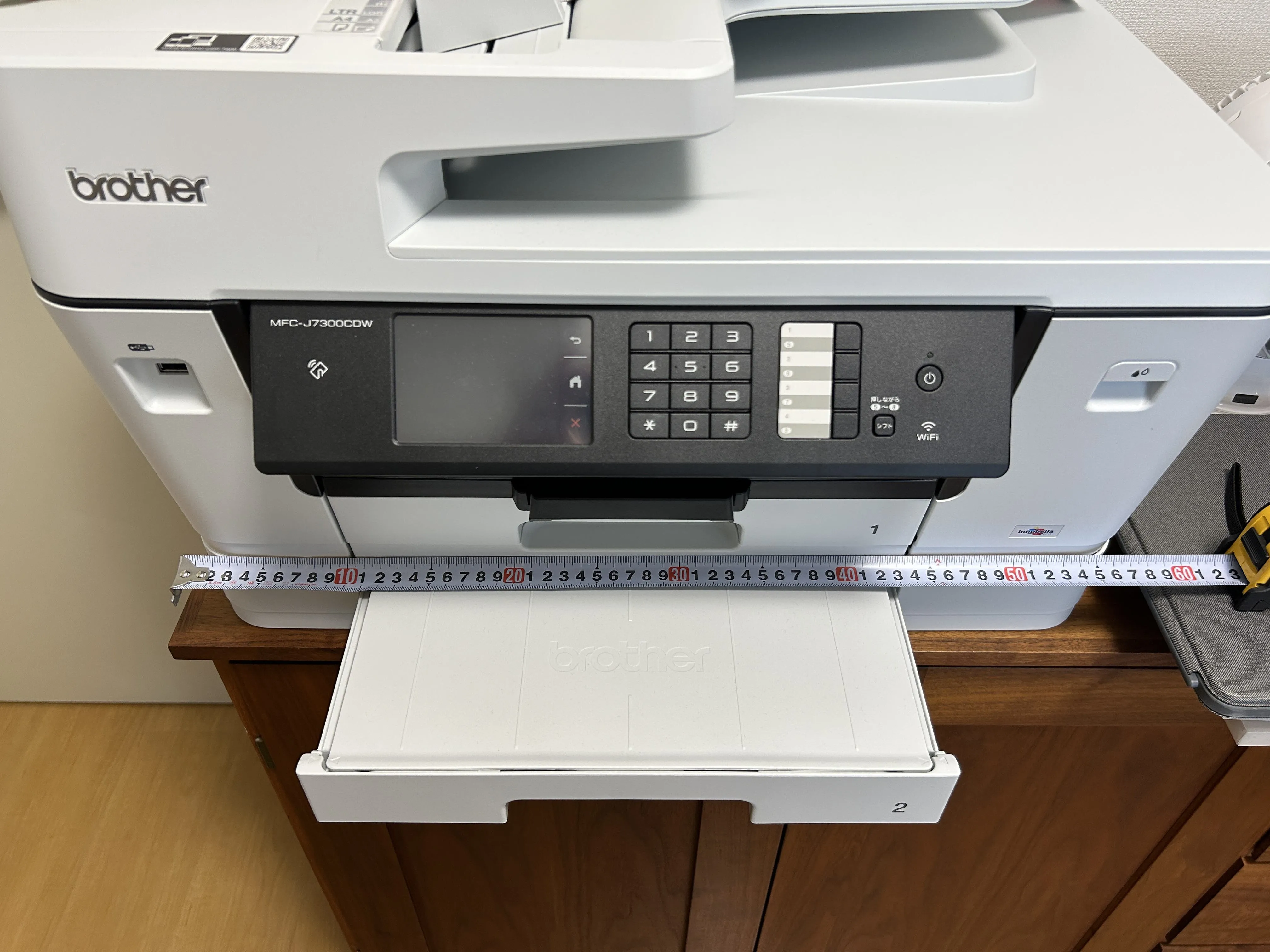 本体の左端に0点を引っ掛け、幅の方向へメジャーを渡した全景