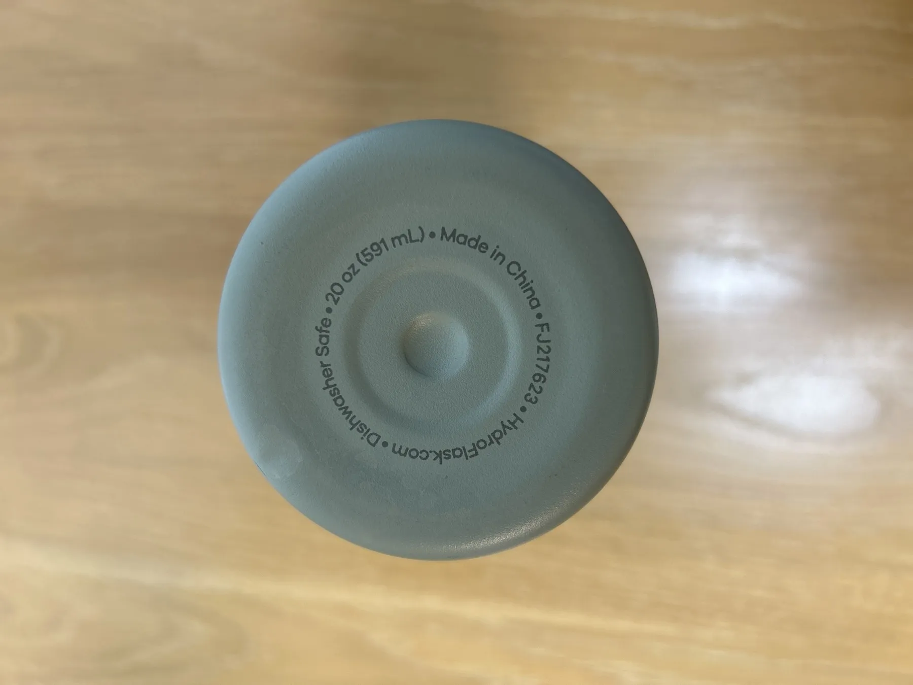ハイドロフラスクの底面にある20oz（591ml）の表記