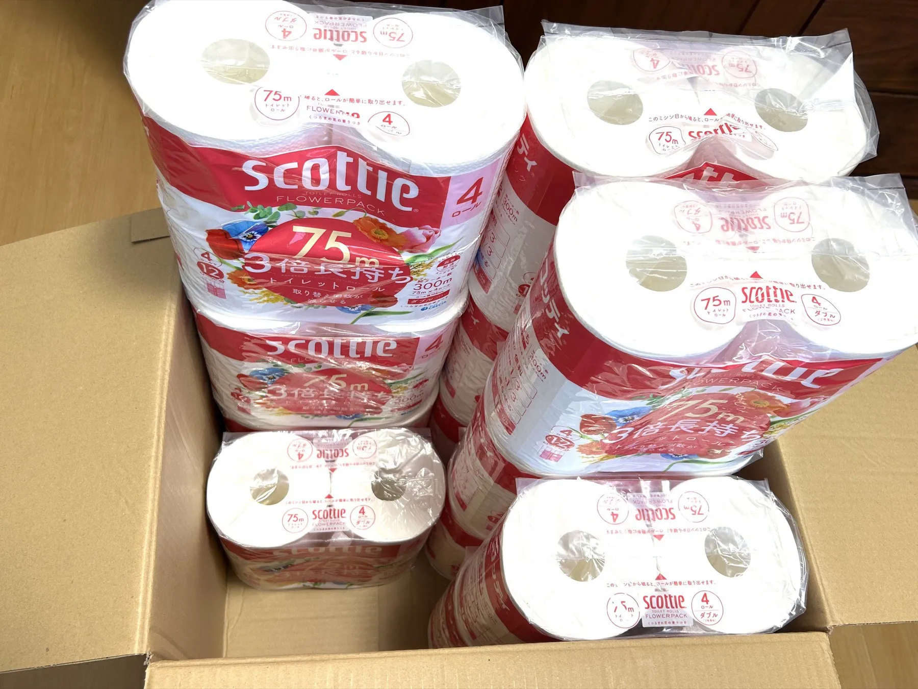 楽天ふるさと納税で埼玉県草加市から届いたスコッティ フラワーパック 3倍長持ち。箱を開けると、4ロールのパックが詰まっていた