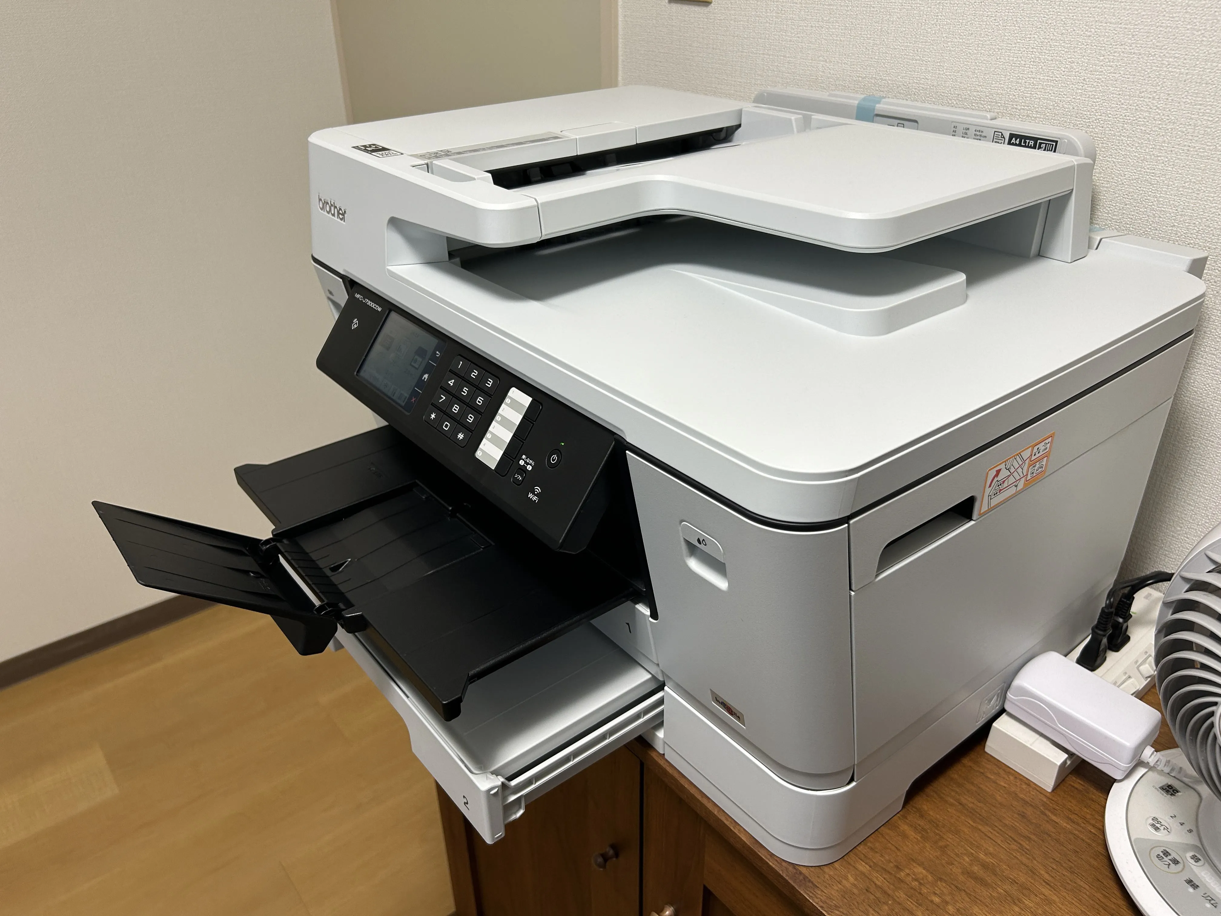 上段と下段の用紙トレイを両方引き出した状態。上段にA4、下段にB4を入れている